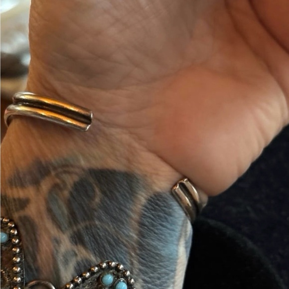 Elegant Silver and Black Stone Bracelet - Picture 8 of 9